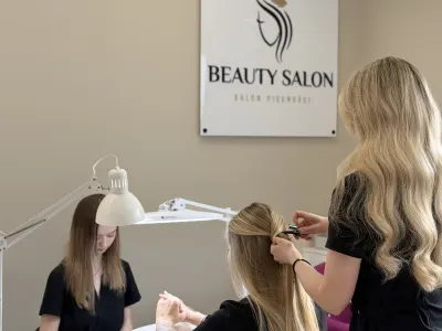 Manicure i fryzjer podczas jednej wizyty