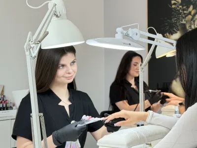 Manicure przy dwóch stanowiskach