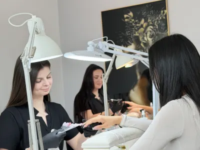 Stylistki paznokci przy pracy przy oknie