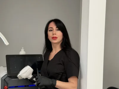 Specjalistka z urządzeniem do depilacji laserowej