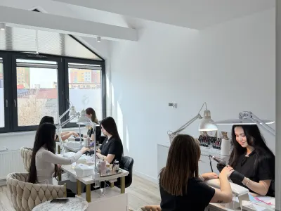 Stanowiska manicure w trakcie pracy