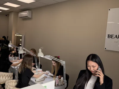 Recepcja i stanowiska manicure w tle