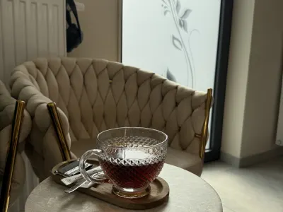 Fotel w strefie relaksu z herbatą dla klientki