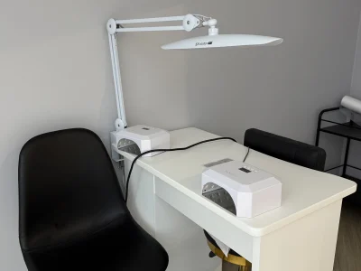 Stanowisko manicure z lampą