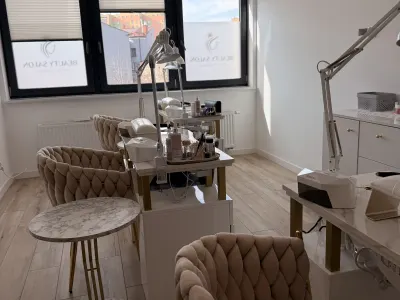 Stanowiska manicure przy oknie