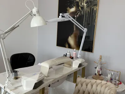 Stanowisko manicure z lampą i obrazem na ścianie